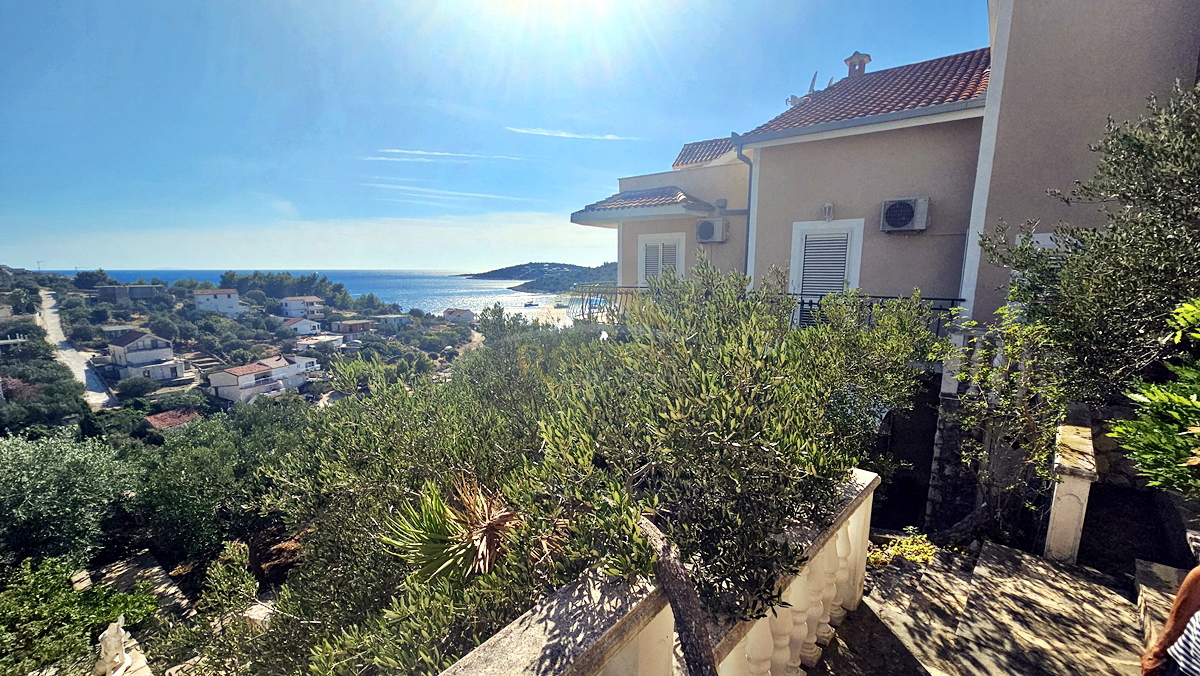 Bellissima casa dalmata a Sevid in ottima posizione con piscina e vista
